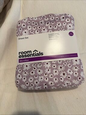 Room Essentials Microfiber Sheet Set - Lavender with White Daisy Print